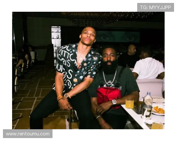 保罗与威少庆生合照温馨互动兄弟情深引发球迷热议